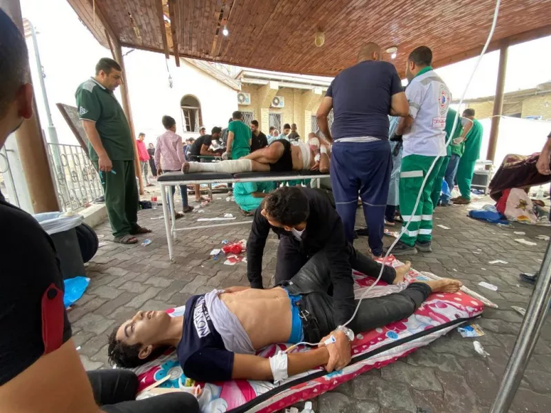 Los palestinos heridos reciben tratamiento médico en el patio del Hospital Bautista Al-Ahli después de los ataques aéreos de Israel mientras los ataques del ejército israelí continúan en su día 39 en la Franja de Gaza el 14 de noviembre de 2023.