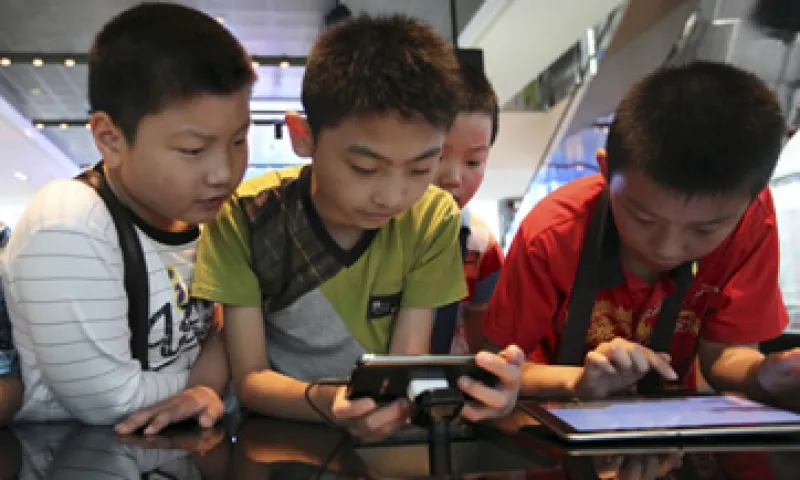 El sistema operativo Android, de Google, creció su brecha con 64% de cuota de mercado, y el iOS de Apple se quedó con 19%. (Foto: AP)