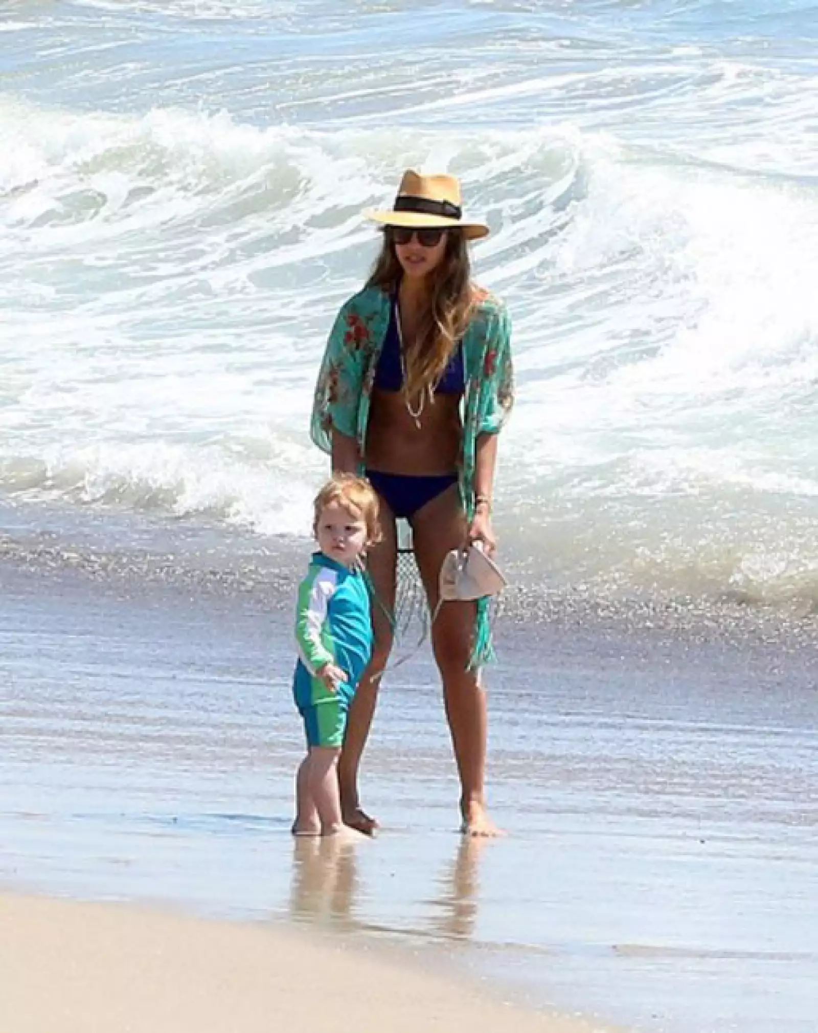 La actriz Jessica Alba fue fotografiada  disfrutando de la playa con su esposo Cash Warren y sus hijas Haven Warren y Honor Warren.
