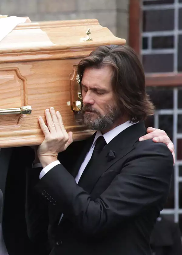 El actor se veía muy afligido durante el cortejo.