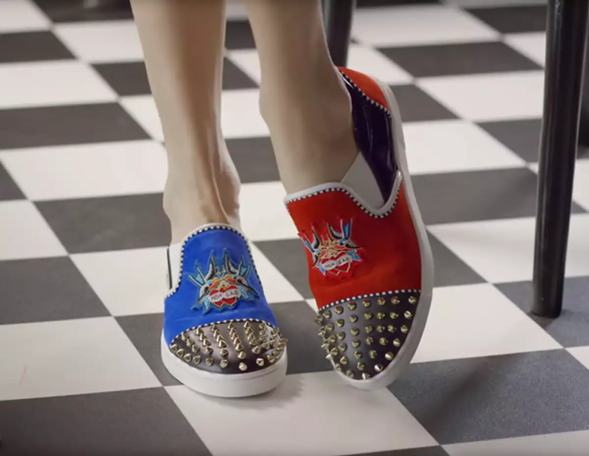 La afamada suela roja del zapatero francés baja unos cuantos centímetros y está más cerca del piso con los nuevos flats de la temporada.