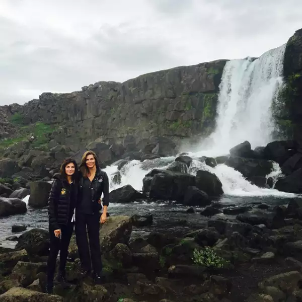 Montserrat y Yaya frente a la cascada de Oxararfoss.