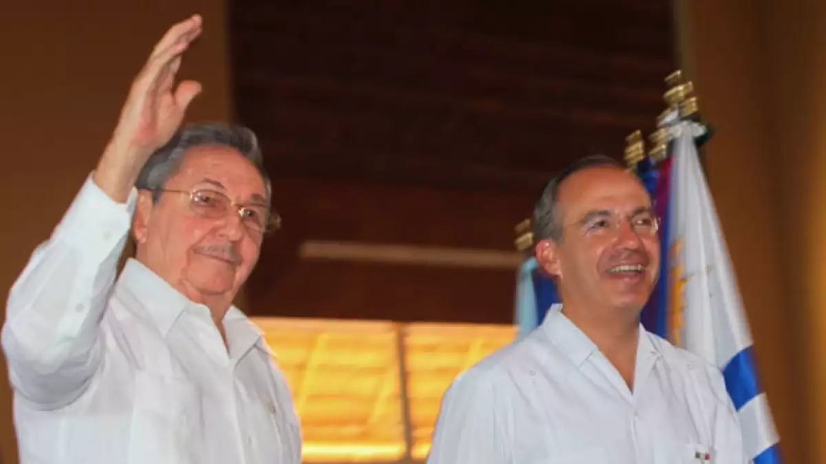 Raúl Castro, presidente de Cuba (i), es recibido por su homólogo de México, Felipe Calderón