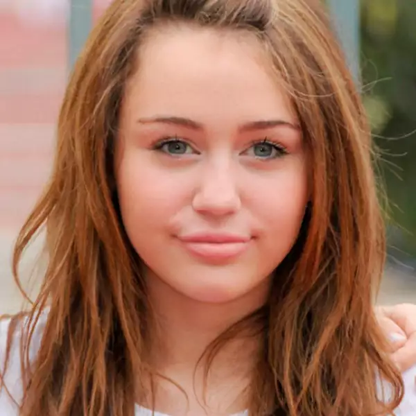 A inicios de su carrera como Hannah Montana, con la cara limpia y el pelo rojizo.