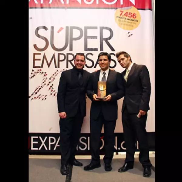 Trabajar en una Súper Empresa es un orgullo que los premiados no pueden ocultar... ni en la foto