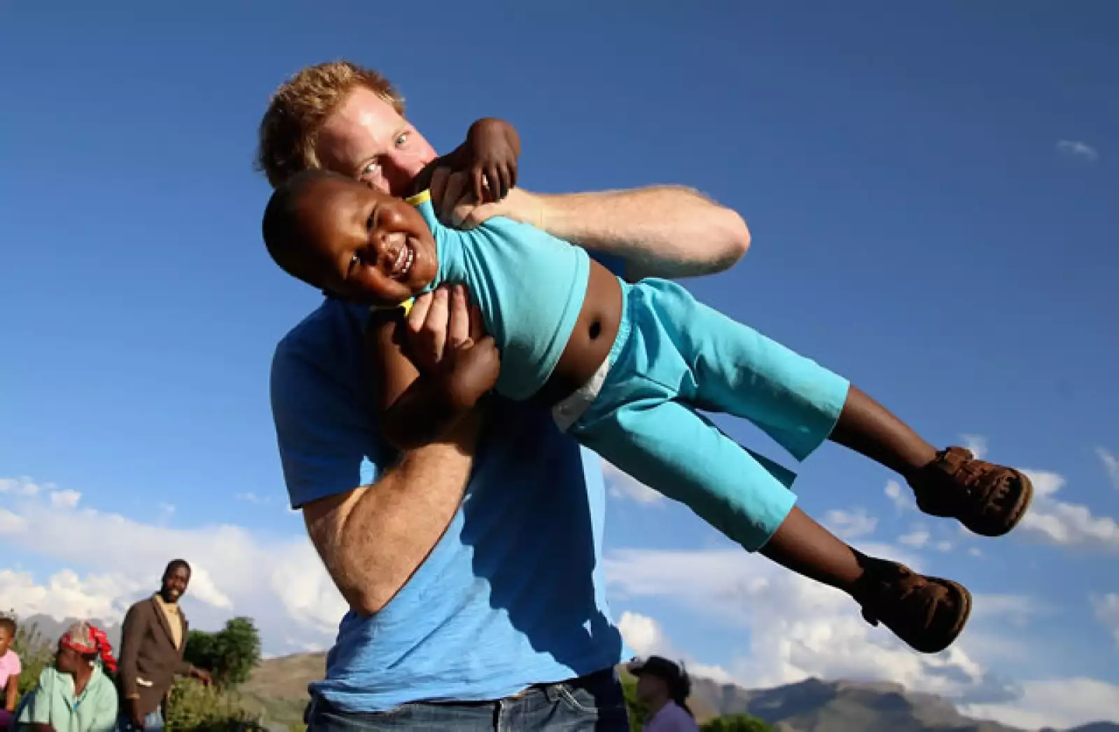 El hermano del príncipe Guillermo viajó a Lesotho África con su organización `Touching Tiny Lives´ que provee salud y educación a las personas que lo necesitan.