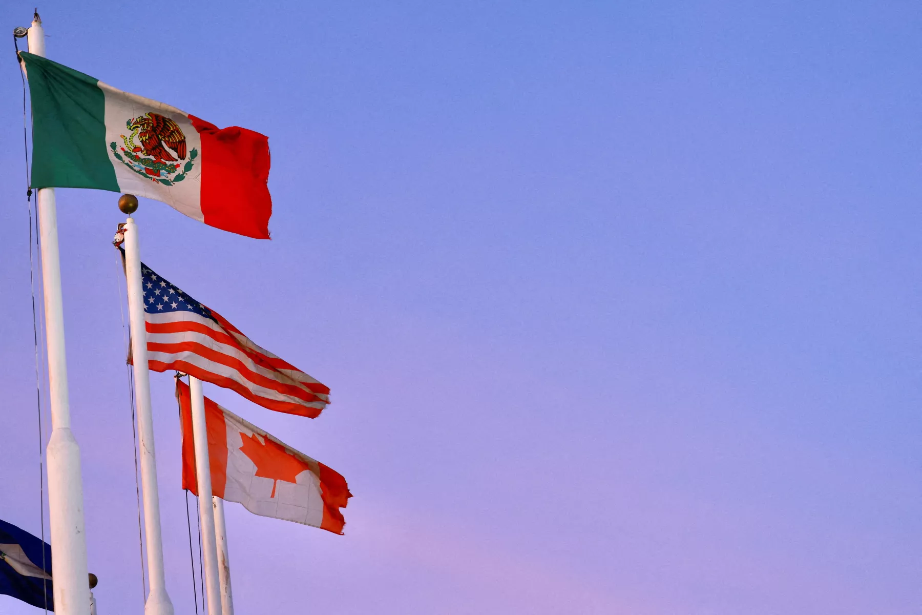 Las banderas de México, Estados Unidos y Canadá ondean en Ciudad Juárez, México 1 de febrero de 2025 (Imagen principal del artículo 'Guerra de aranceles en pausa: México y EU llegan a acuerdo, últimas noticias')