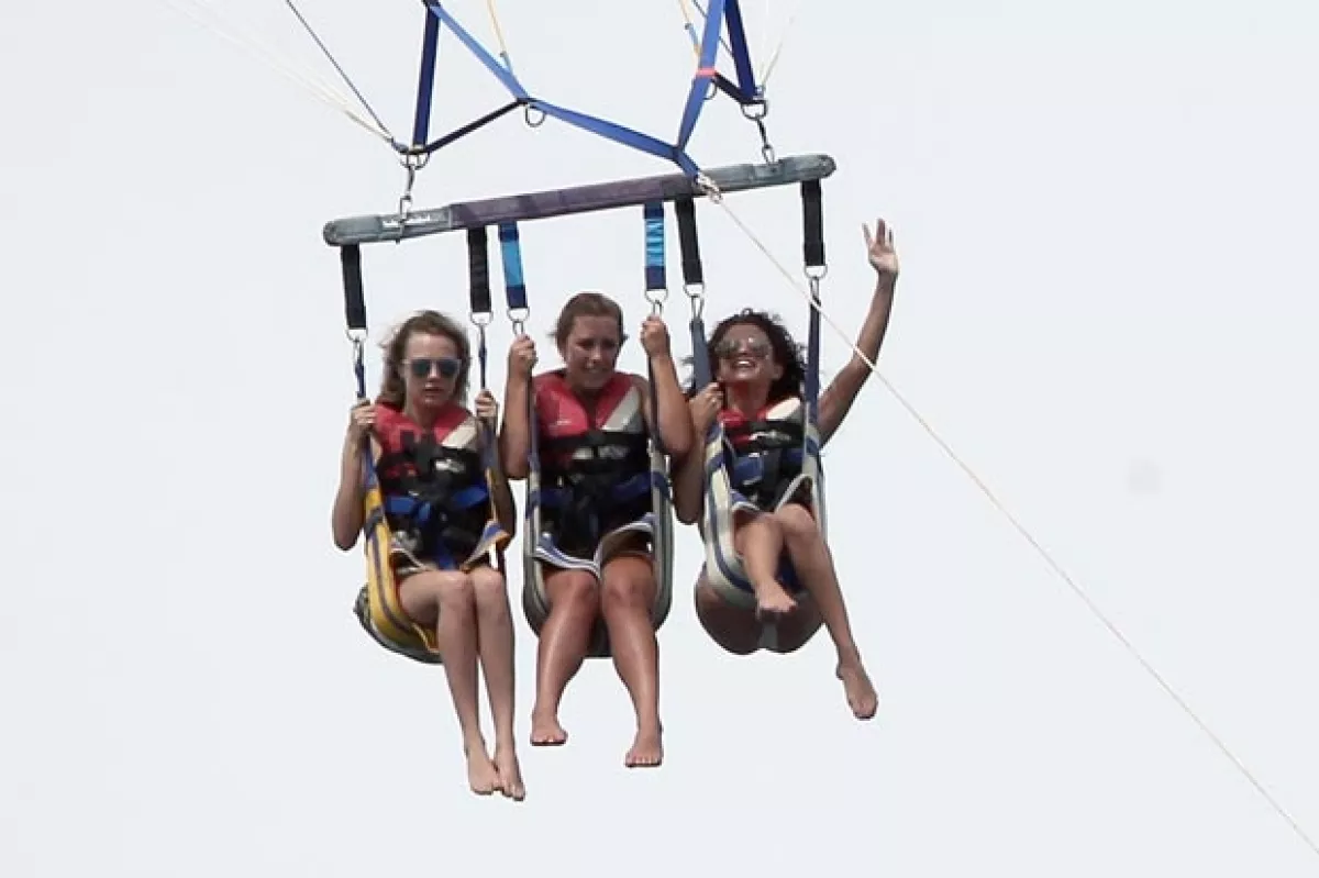 Selena y sus amigas se divirtieron en las atracciones del destino turístico.
