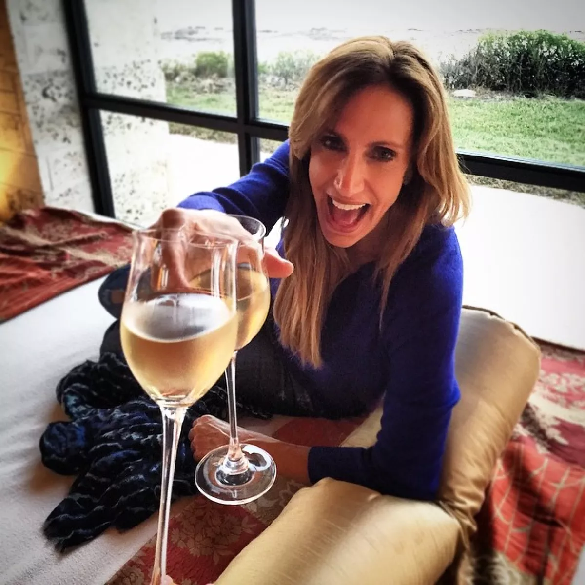 Salud, la cantante brinda junto a su gran amiga Lili Estefan.