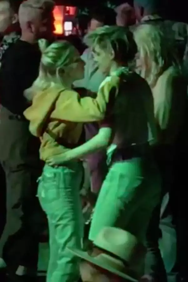 Kristen Stewart, Sara Dinkin