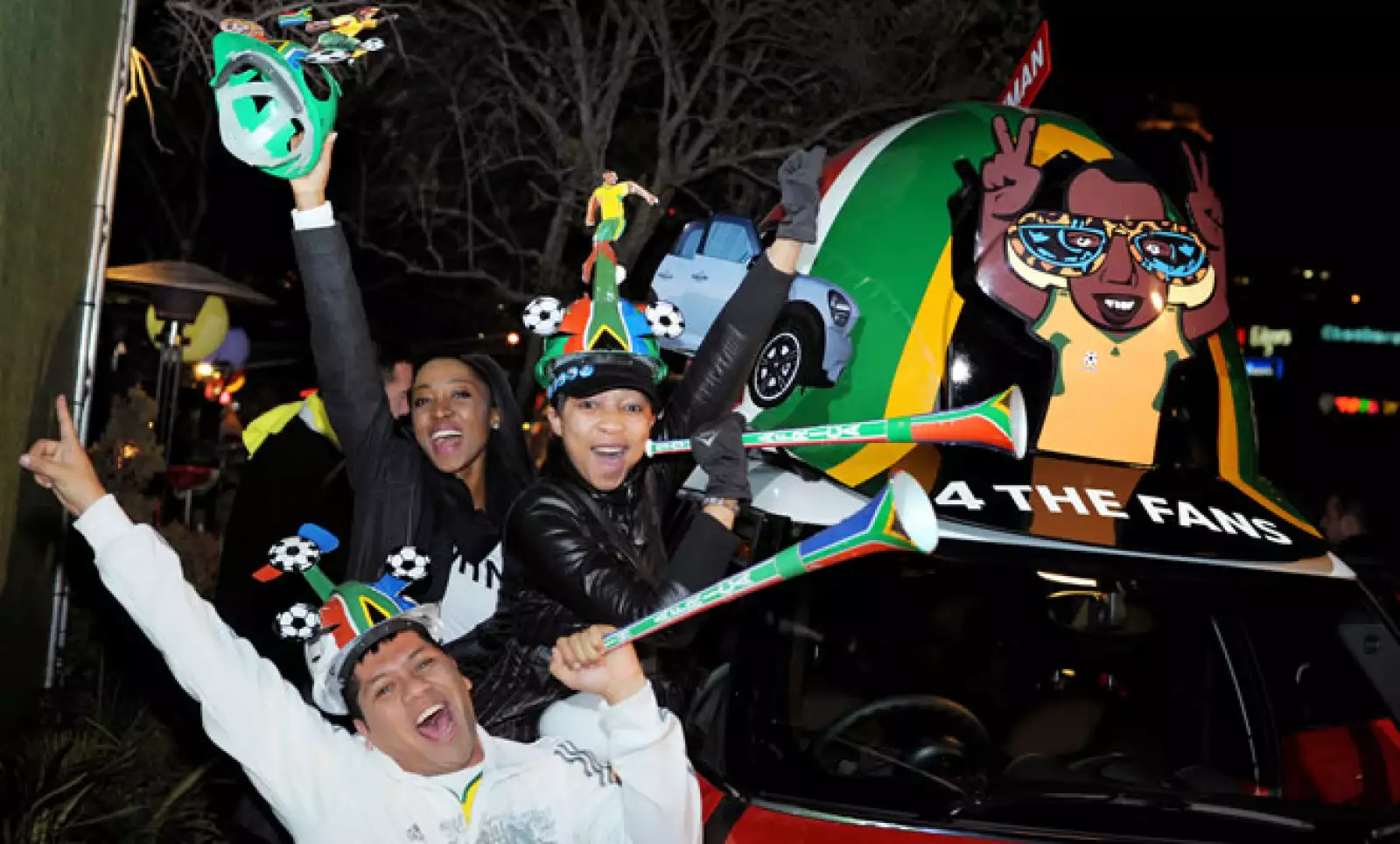 En 1979, el sudafricano Boloyi de Alfred lleva este casco pintado con los colores de su equipo de futbol, para protegerse de las piedras que aventaban en las gradas.