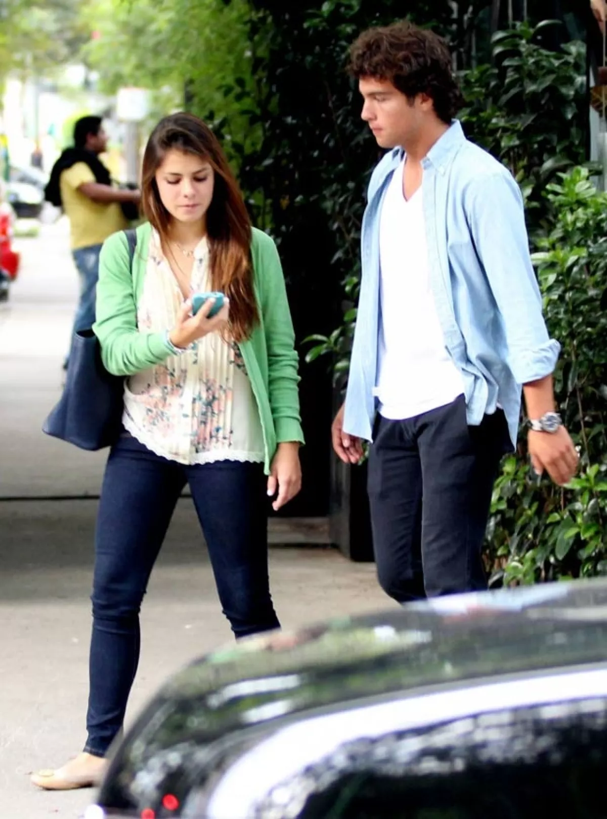 Paulina Peña e Iñaki Elola de paseo por Polanco.