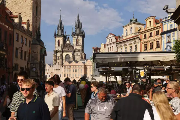 La gente camina por la Plaza de la Ciudad Vieja mientras la Iglesia Tyn está detrás el 14 de julio de 2022 en Praga, República Checa. La capital checa está viendo un fuerte aumento en el número de turistas visitantes después de la caída de los últimos años de Covid, aunque la ciudad aún no ha alcanzado los niveles anteriores a 2019.