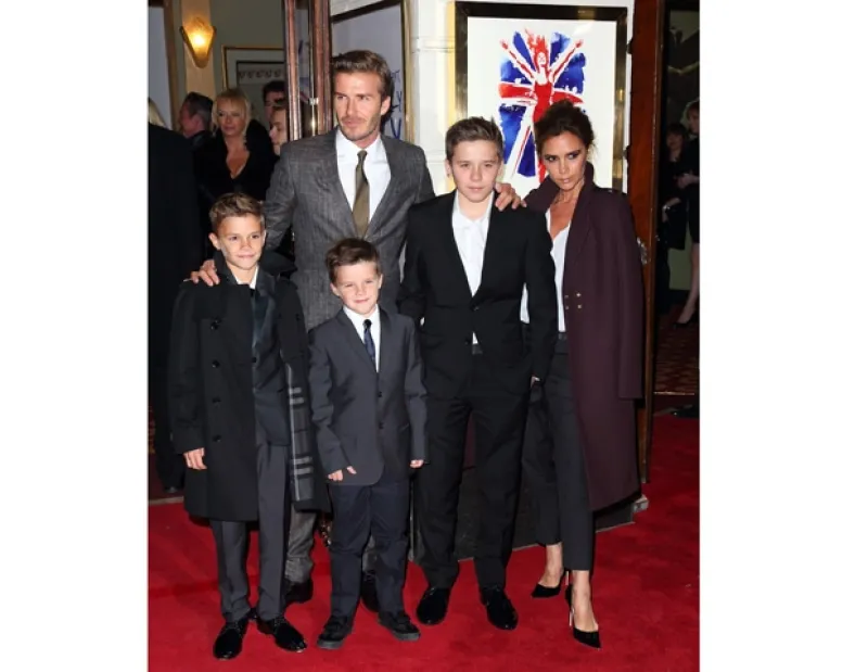 Después de diez años de vivir fuera del Reino Unido, el clan Beckham está listo para regresar a su hogar, recientemente vieron al futbolista y a su hijo Brooklyn viendo escuelas de primer nivel.