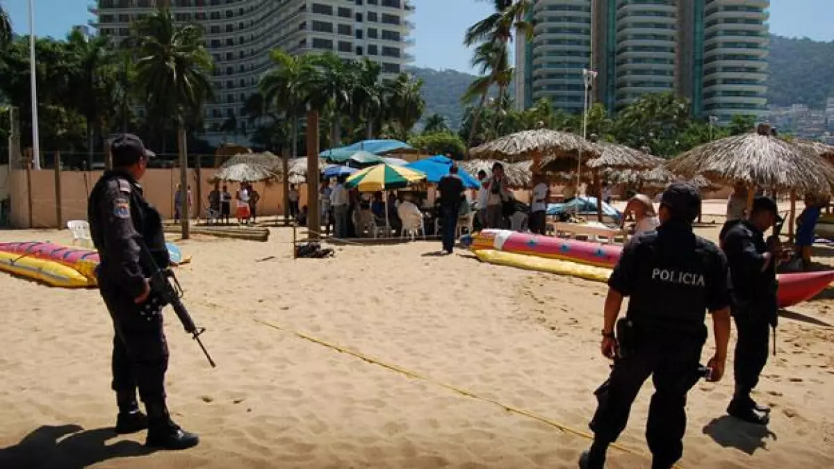 Policias en playas de Acapulco