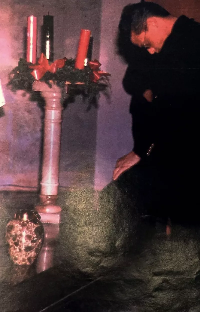 Luis Miguel ante la urna de su padre