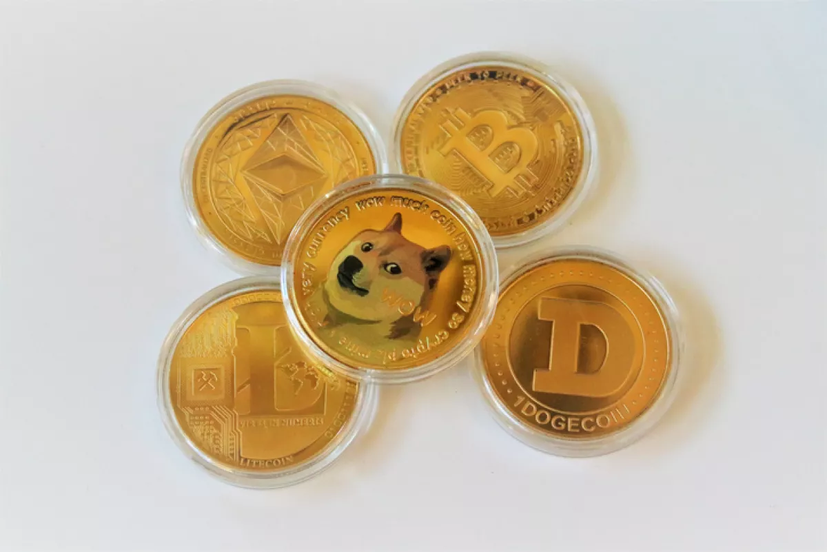 Diferentes criptomonedas como bitcoin, dogecoin, shiba inu