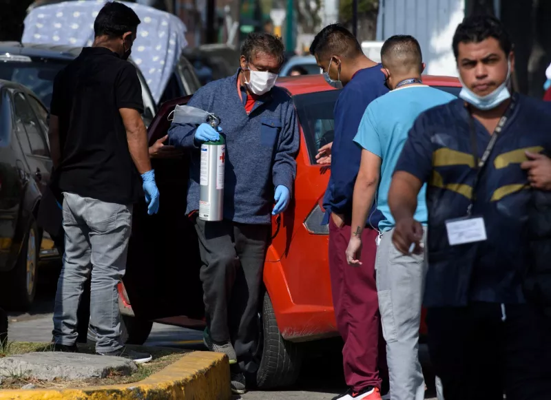 Un señor con oxígeno médico en compañía de sus familiares previo a ser ingresado en el Triage Respiratorio covid-19 del Hospital General la Villa.
