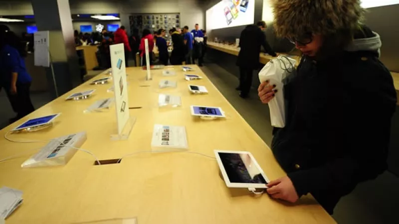 mujer observa una ipad en una tienda