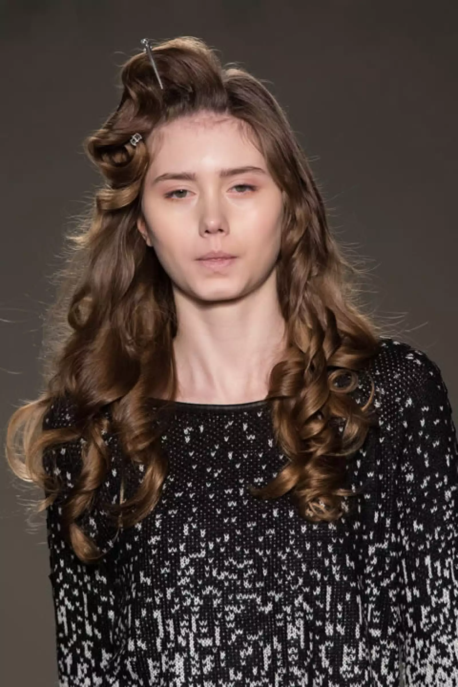 Leitmotiv, Milán: Otra pasarela excéntrica, el pelo iba en chinos con un copete y accesorios.