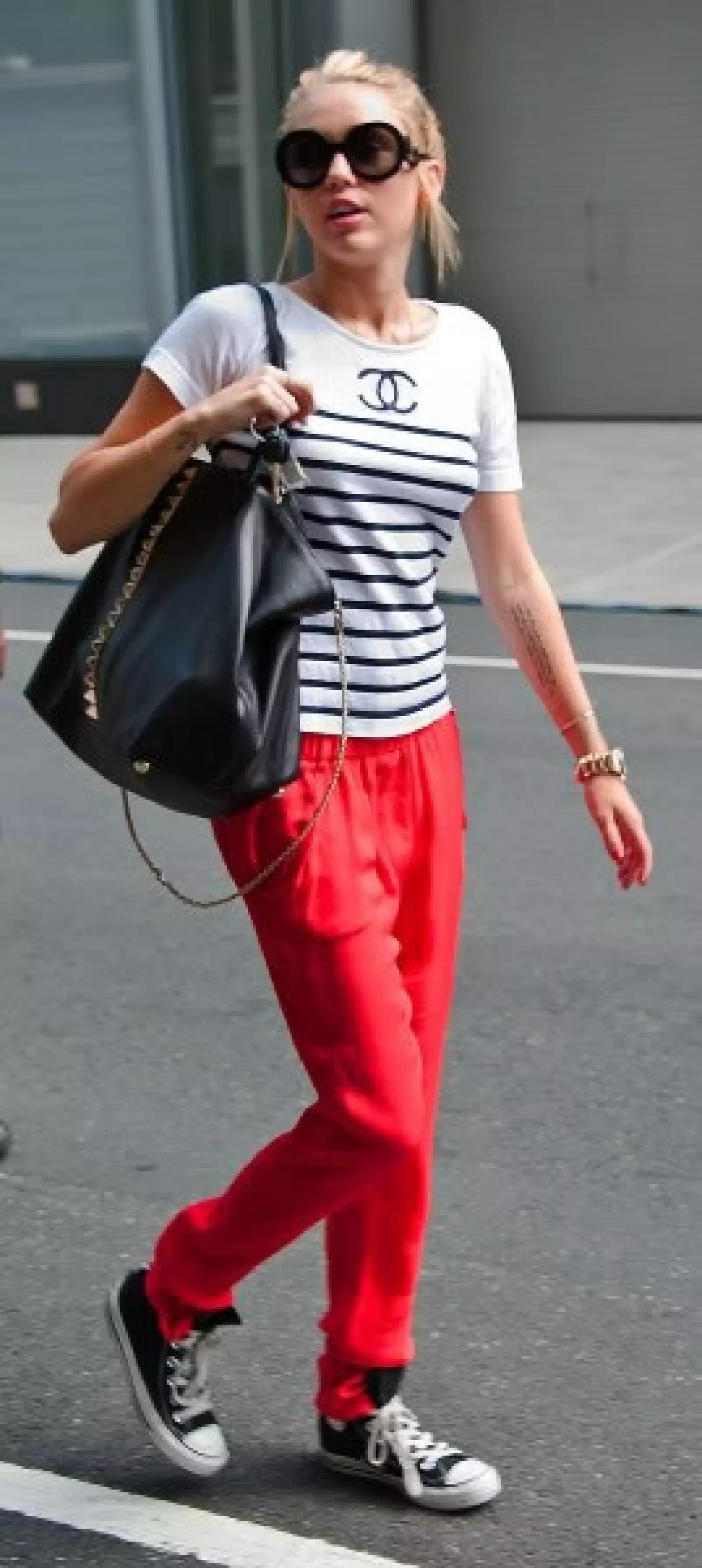 La futura esposa de Liam Hemsworth conserva un look casual con sus tenis Converse favoritos.