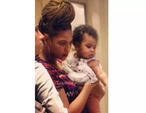 La cantante estadounidense fue captada al lado de su pequeña hija paseando por las calles de Nueva York.