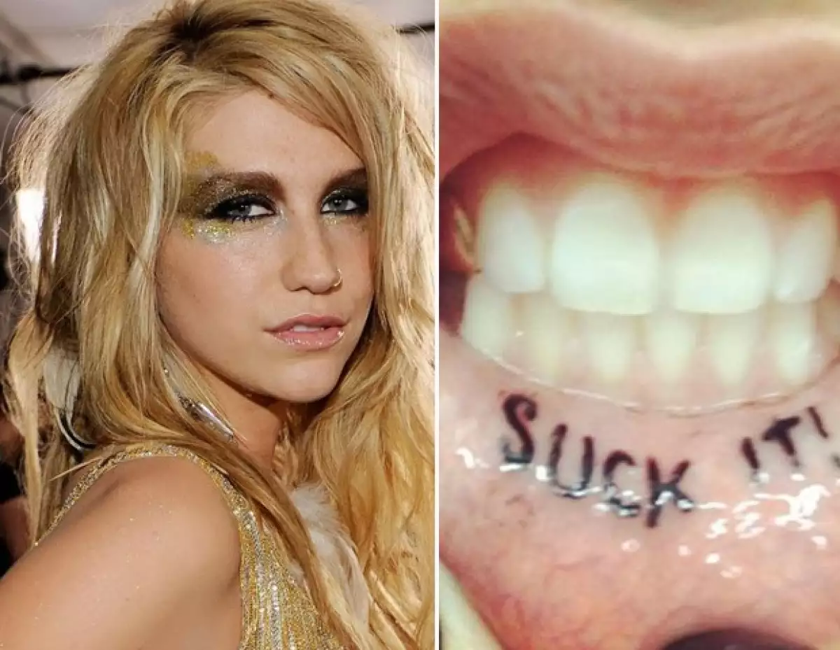Ke$ha mostró su lado más salvaje al tatuarse unas letras en sus labios.