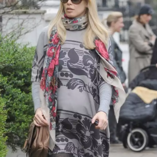 El bluson de Claudia Schiffer sería espectacular si llevara un escote en V y manga corta, su error fue incluir medias y bufanda.