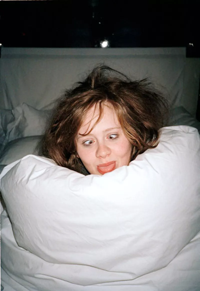 Alex Sturrock -quien en 2012 demandó a la cantante porque supuestamente algunas de las canciones de Adele se inspiraron en su relación- ahora publicó algunas fotos personales de la cantante.