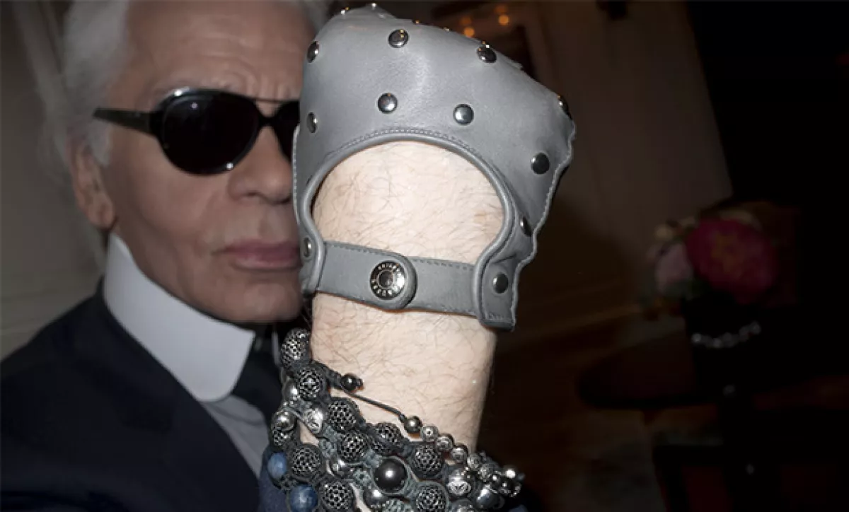 Karl también usa su joyería