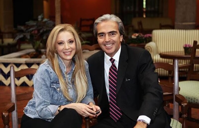 El economista acompañó a la actriz a la presentación del primer capítulo de la telenovela `Cielo Rojo´