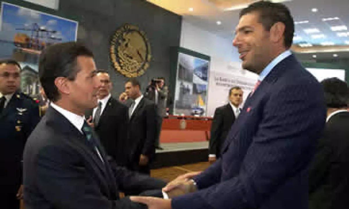 El presidente Enrique Peña Nieto y Carlos Hank González en un acto en Los Pinos de 2013. (Foto: Cuartoscuro)