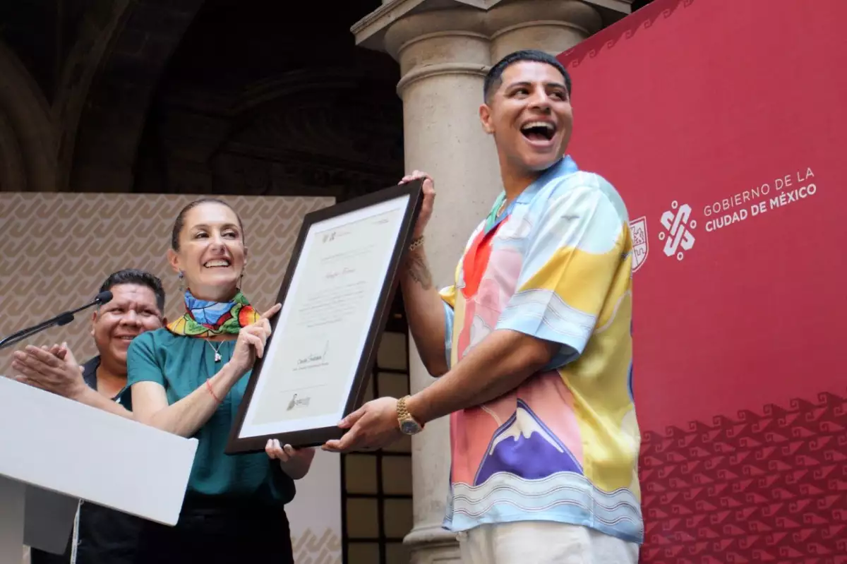 Sheinbaum entrega reconocimiento a Grupo Firme