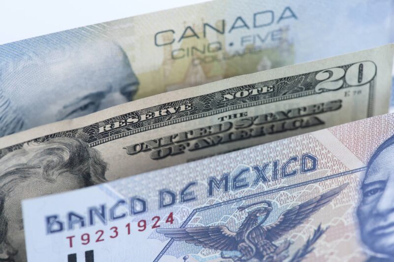 El dólar sube hasta 20.96 pesos en bancos