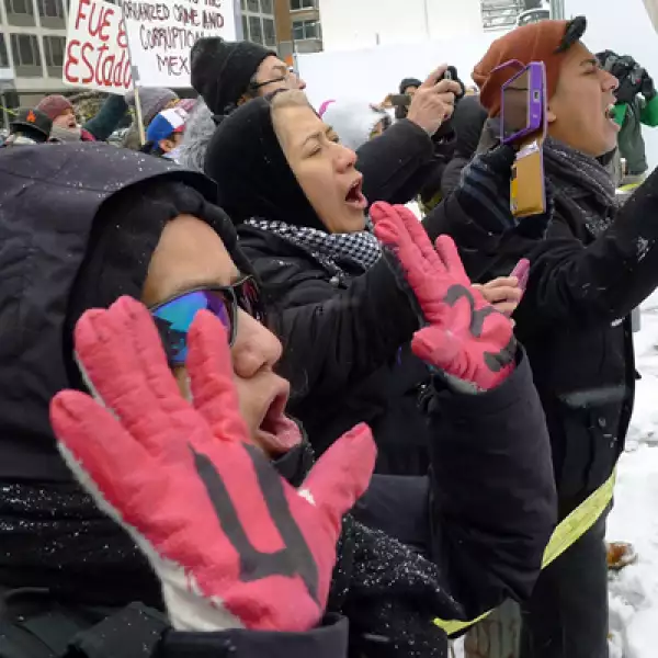 La nieve y el frío no impidió a que los activistas de la coalición #USTired2 se reunieran frente a la Casa Blanca