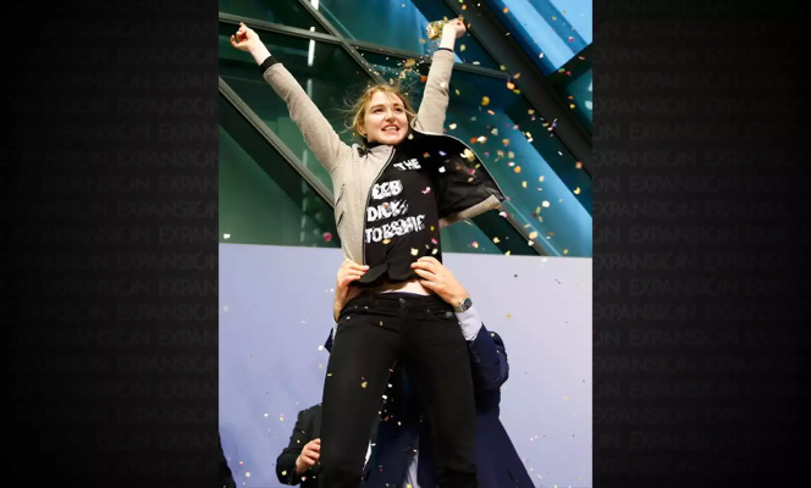 La chica estaba entre los asientos reservados para los reporteros.