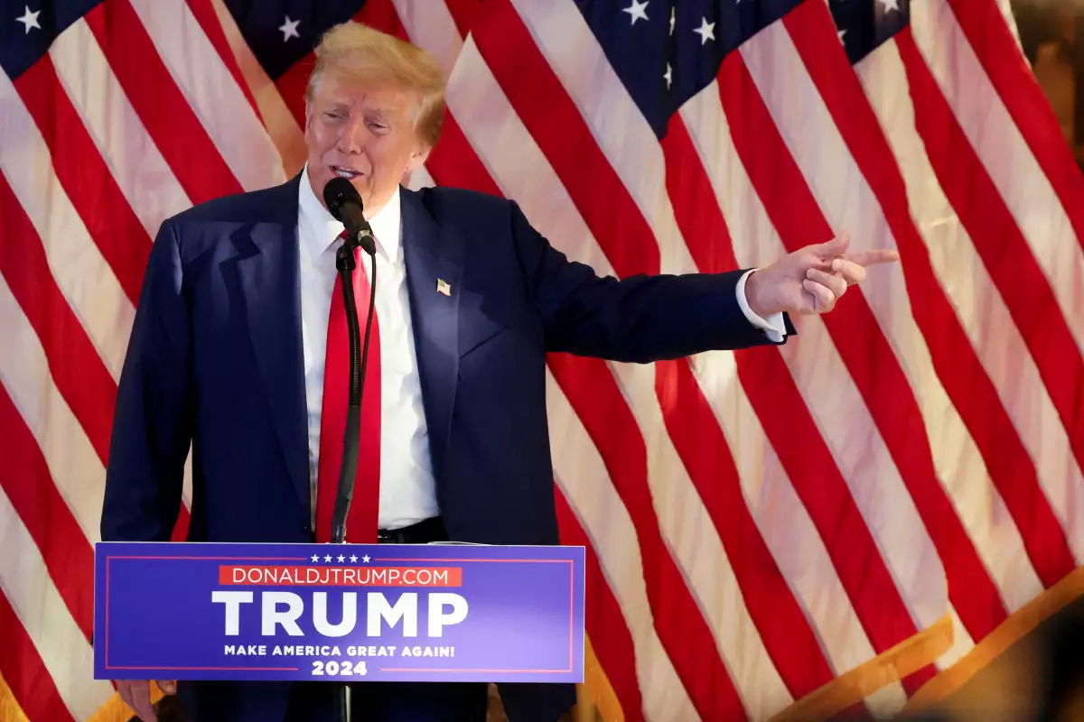  El candidato presidencial republicano y expresidente de Estados Unidos, Donald Trump, hace gestos mientras habla durante una conferencia de prensa, el día después de un veredicto de culpabilidad en su juicio penal por cargos de falsificación de registros comerciales para ocultar dinero pagado para silenciar a la estrella porno Stormy Daniels en 2016, ante Trump. Torre en la ciudad de Nueva York, EE. UU., 31 de mayo de 2024.
