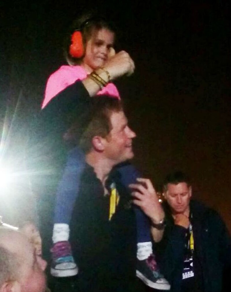 Con el carisma y la espontaneidad que lo caracterizan, el joven subió en sus hombros a una niña de cinco años que no podía ver el escenario en el evento de clausura de los Invictus Games.