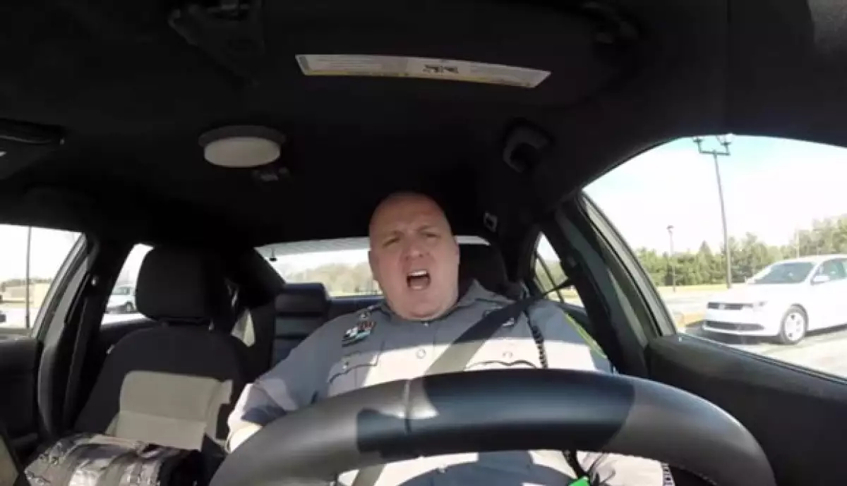 Un oficial del departamento de policía de Delaware se ha convertido en el más popular luego de hacer su propia versión para el éxito de Taylor Swift.