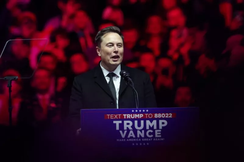 Elon Musk habla en el mitin de la victoria del presidente electo Donald Trump en el Capital One Arena el 19 de enero de 2025 en Washington, DC. Trump jurará como el 47o presidente de los Estados Unidos el 20 de enero.