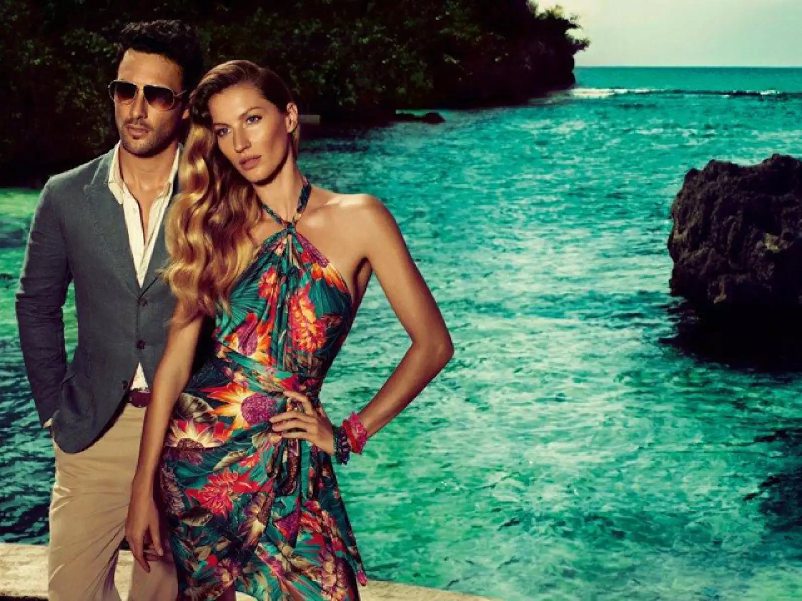 Este es un excelente año de Gisele Bundchen, quien tambien participó en la publicidad de Salvatore Ferragamo a lado de Noah Mills.