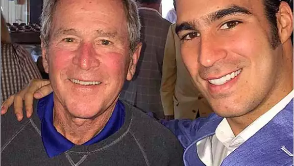 El joven empresario mexicano asistió al cumpleaños de la mamá del ex presidente de EU, obsequíó al actor de Rocky una obra de arte y se tomó unas copas con el intérprete de Taxi Driver.