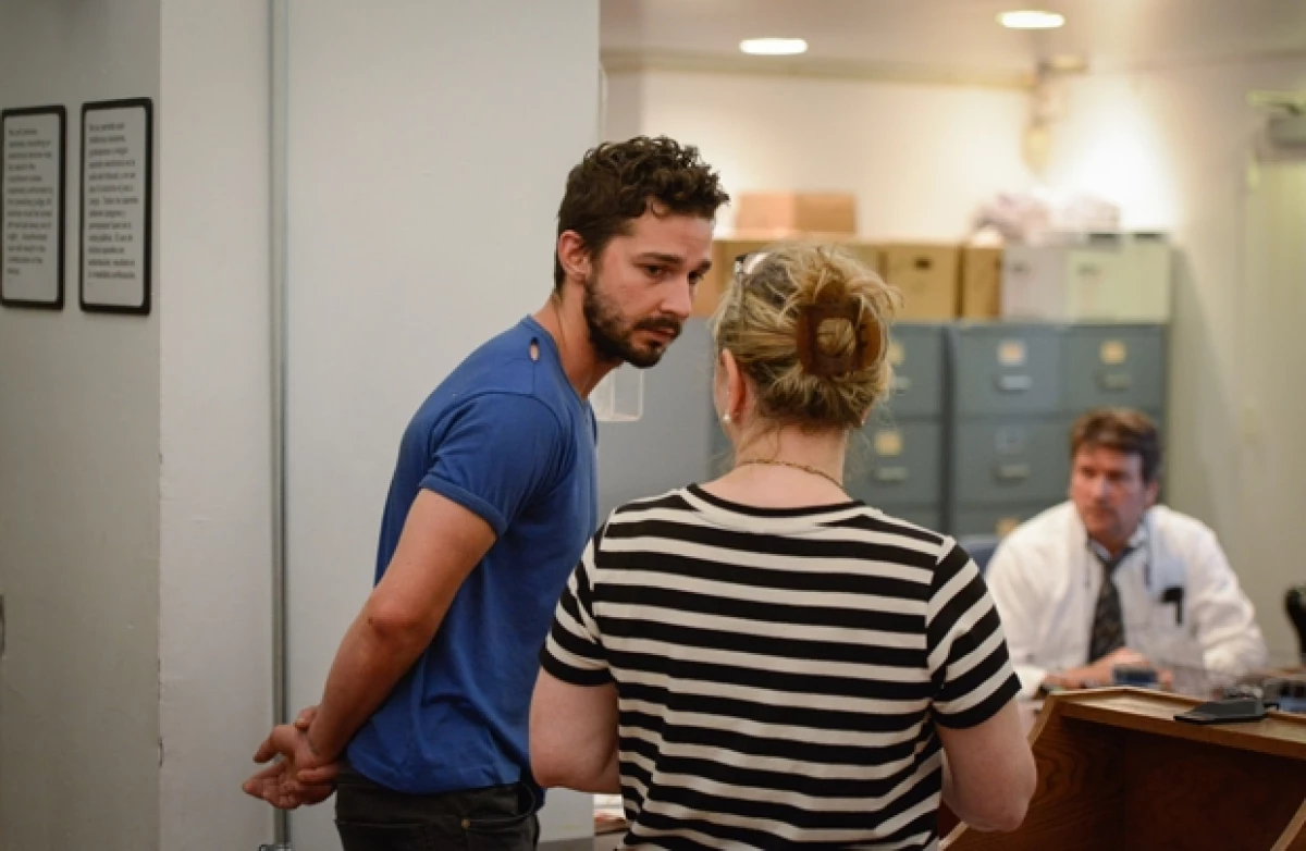 El irreverente actor se niega a ingresar en una clínica de desintoxicación, pero es consciente de que debe afrontar con valentía sus adicciones y superarlas para siempre.