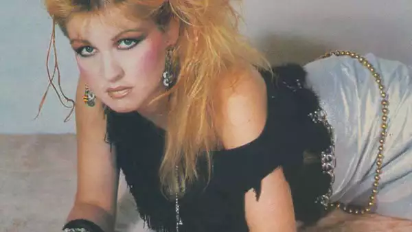 Ombré significa `sombra´ en francés, y antes estaba de moda llevar una sombra oscura en la raíz del pelo y lo demás teñirlo de rubio. Así lo hacía Cyndi Lauper en los 80.