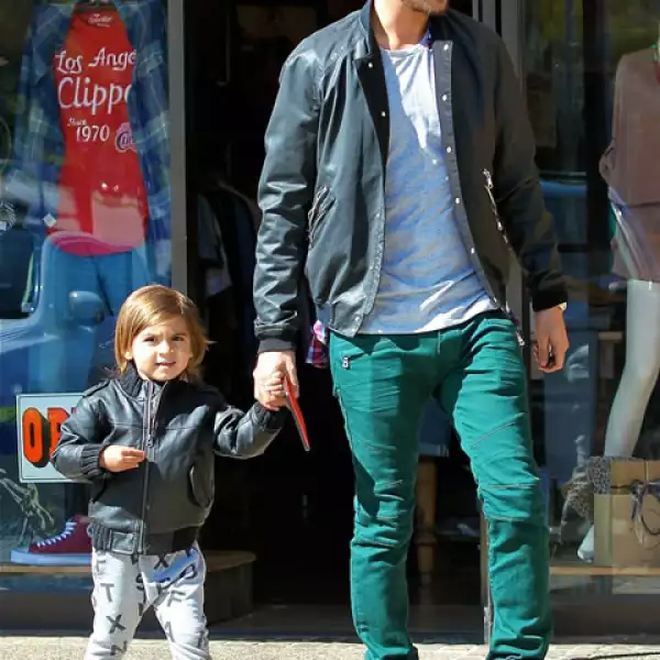 Rockero como papá. Aquí con una chamarra de piel y pantalones estampados.