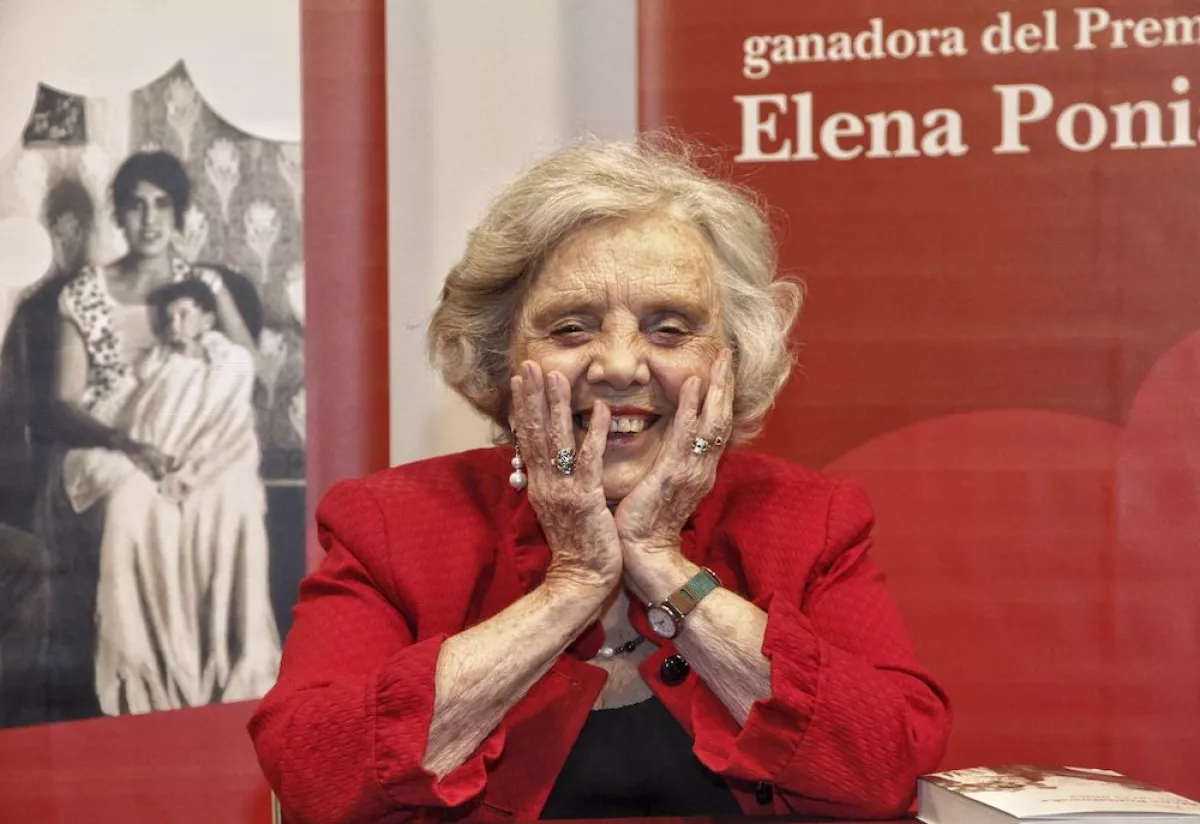 MÉXICO, D.F., 23SEPTIEMBRE2015.- La escritora Elena Poniatowska Amor presentó su nuevo libro más reciente "Dos veces única" en el Palacio de Bellas Artes. Esta novela es una investigación  en torno a la vida de Lupe Marín, esposa del pintor Diego Rivera, y luego mujer del poeta Jorge Cuesta. Lupe es "tierra vasta y fértil, a veces árida, otras tormentosa y despiadada, pero jamás plana. ", señalo la creadora. 
FOTO: ISAAC ESQUIVEL /CUARTOSCURO.COM