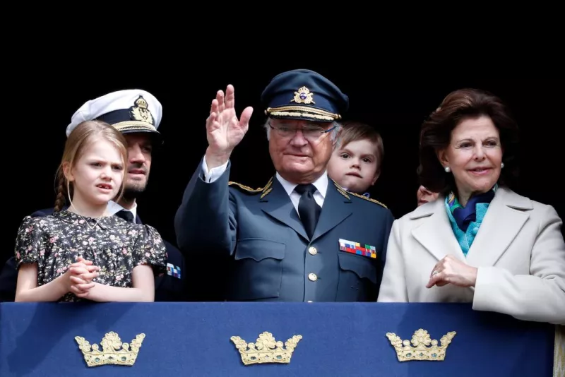 Princesa Estelle, príncipe Carlos Felipe, rey Carlos Gustavo y reina Silvi de Suecia 