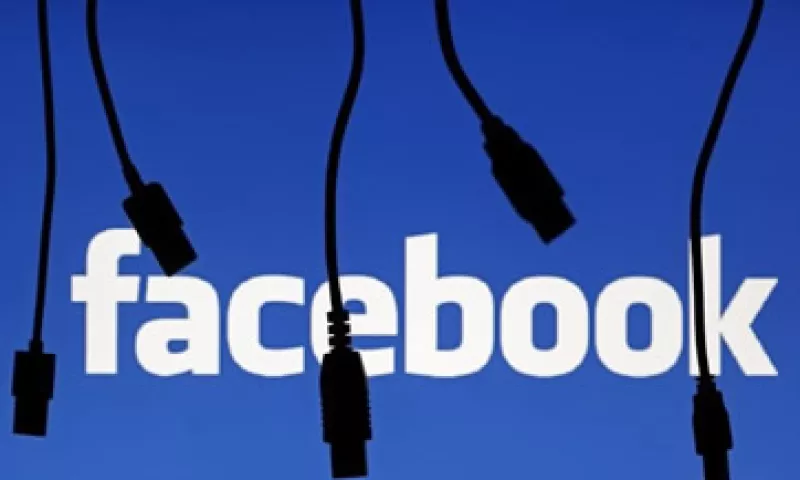 La red social pagó 4,590 mdd en efectivo y 178 millones de sus acciones por WhatsApp. (Foto: Reuters)