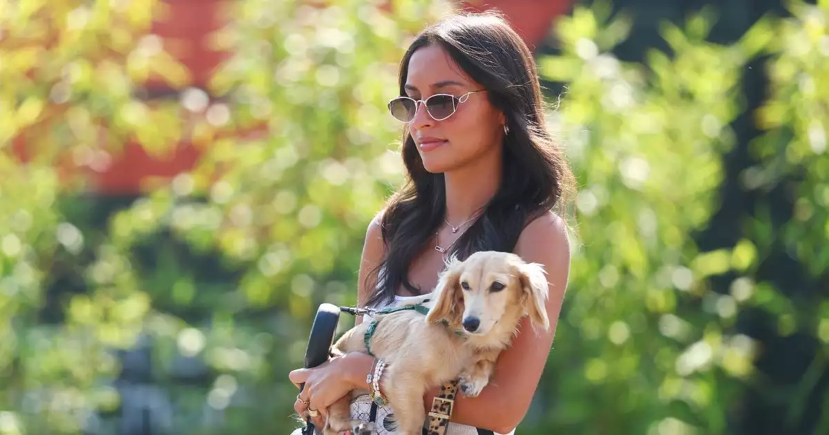 Alexandra-Saint-Mleux-con-su-perro-Leo-Leclerc.jpg