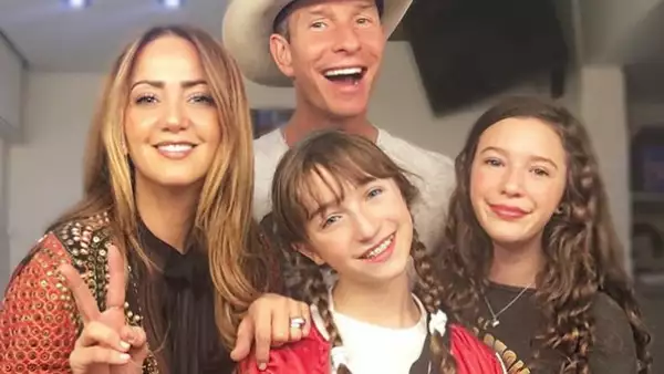 Andrea Legarreta, Erick Rubín, Mía y Nina